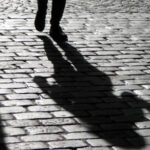 Stalking per interposta persona. Si integra comunque il reato.